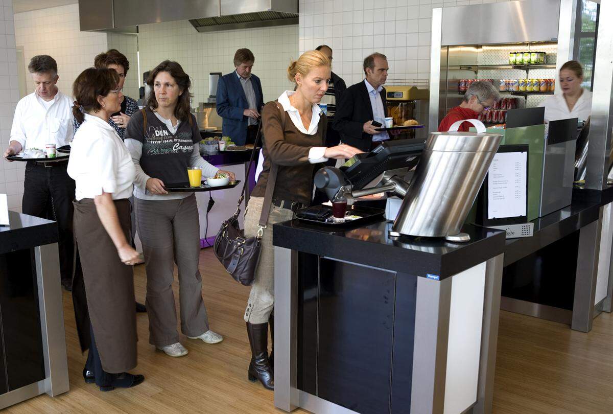 In ein Selbstbedienungsrestaurant sollte man seine Begleitung am 14. Februar nicht ausführen. Ein Candellight-Dinner in einem schönen Lokal ist fast ein Muss.