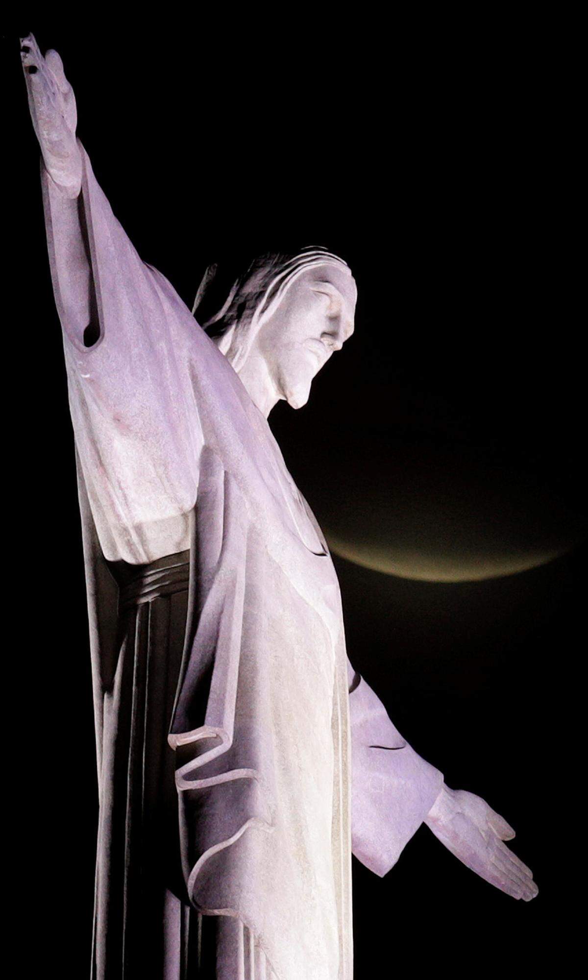 Der verfinsterte Mond im Hintergrund der Christus-Statue in Rio de Janeiro.