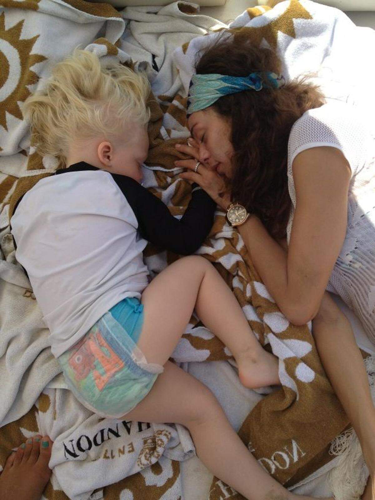 Lilly Becker gibt gerne private Einblicke in ihr Familienalbum und zeigt sich hier mit Sohn Amadeus beim Mittagsschläfchen auf Ibiza.