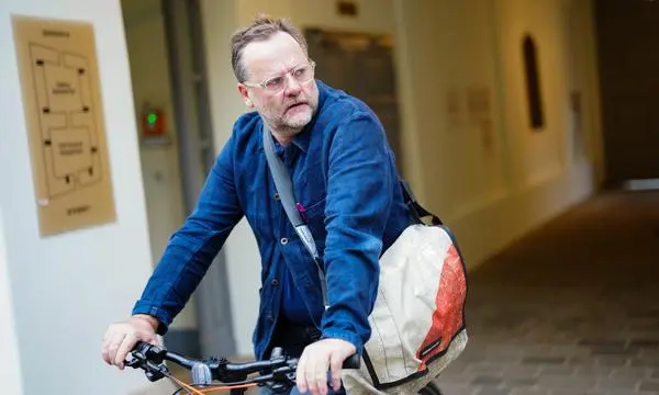 Im Oktober 2024 war Sepp Schellhorn nach einer Neos-Sitzung noch am Rad unterwegs, als Staatssekretär wird er künftig in einem Audi A8 chauffiert.