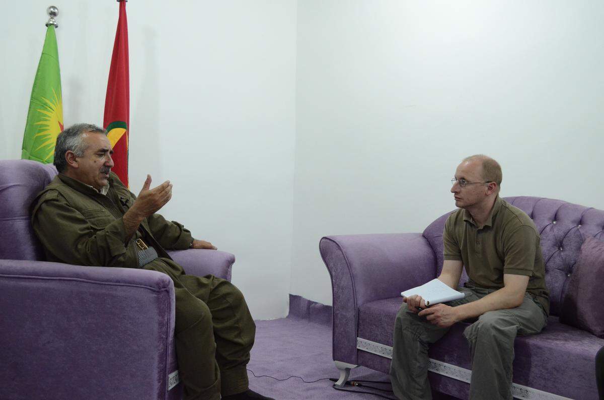 Wieland Schneider interviewt PKK-Militärchef Murat Karayilan im Hauptquartier der kurdischen Untergrundorganisation, Juni 2013