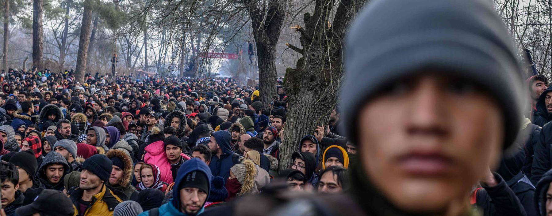 Mehrere Tausend Menschen aus Syrien und anderen Krisenländern wie Afghanistan versuchen, aus der Türkei nach Griechenland zu gelangen.