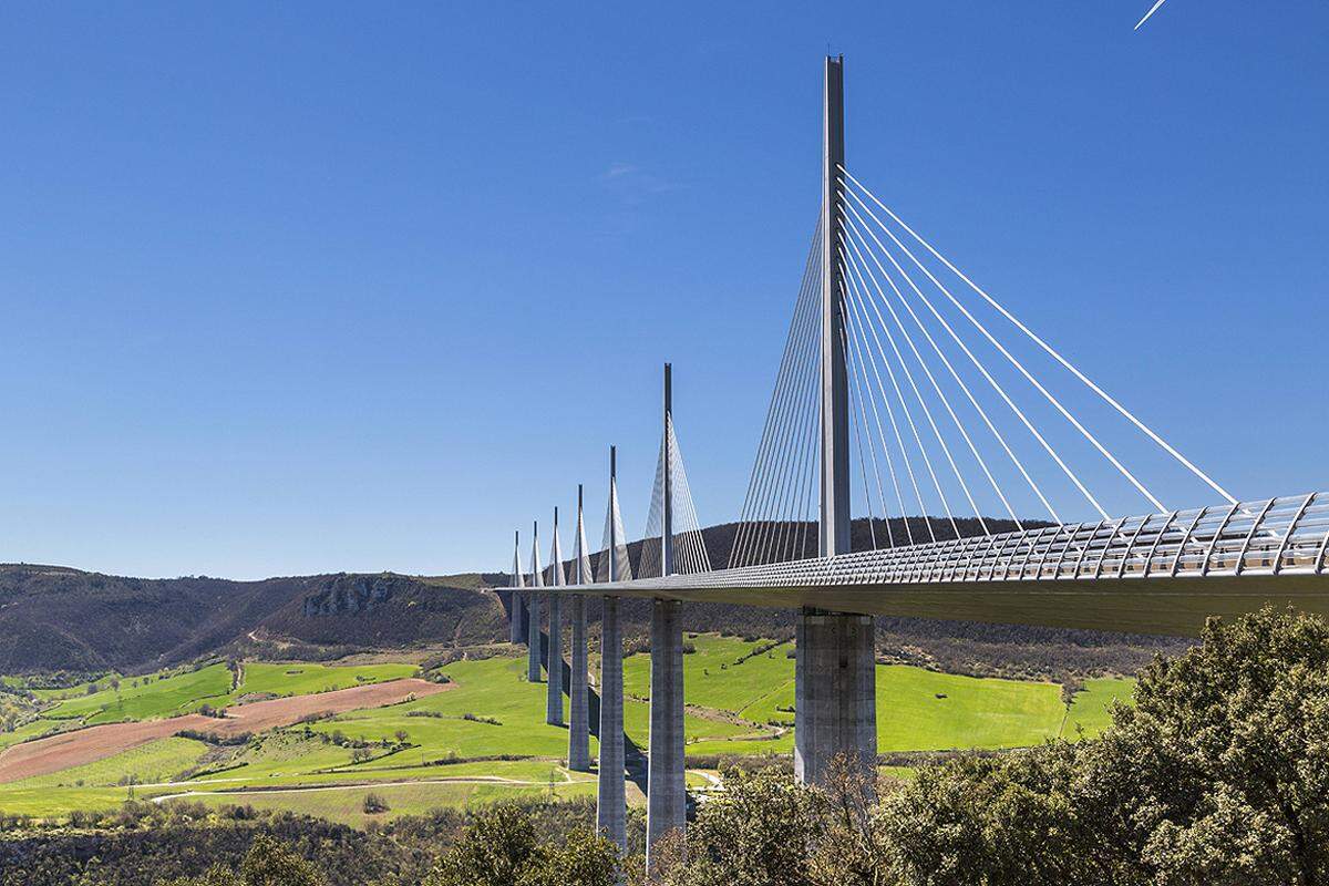 Das französische Viadukt von Millau ist mit 2460 Meter die längste Schrägseilbrücke der Welt. Die Brücke liegt im Zentralmassiv im Verlauf der A75 von Paris nach Barcelona.