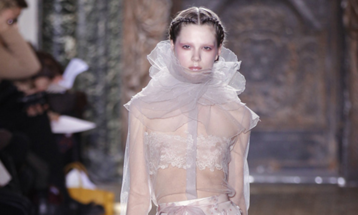 Maria Grazia Chiuri und Pier Paolo Piccioli veranstalteten ein Elfen Defilee für Valentino. Tranparenz umspielte die Mädchen, als hätte das delikate Zwirngeflecht gar nicht den Anspruch, den Körper bedecken zu wollen.