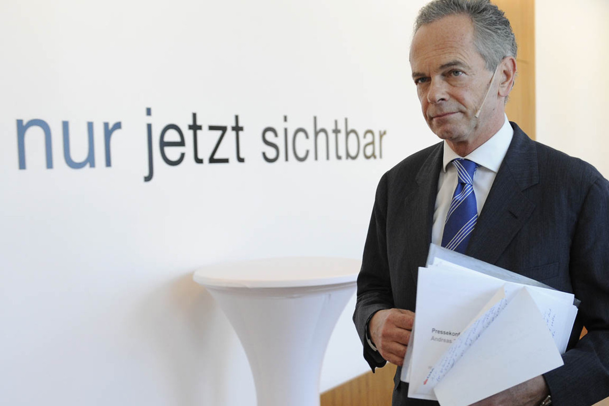 Die vom EU-Gipfel beschlossenen strengeren Vorschriften schreiben den großen Banken ab Juni 2012 neun Prozent Eigenkapital vor. Für die österreichischen Großbanken Erste, Raiffeisen und ÖVAG zeichnet sich ein zusätzlicher Kapitalbedarf von etwa 3,9 Mrd. Euro ab. Einen Rückgriff auf Staatsgeld wollen die Unternehmen tunlichst vermeiden. Erste Bank-Chef Treichl lässt aufhorchen und nennt die Politiker im Zusammenhang mit Eigenkapital (Stichwort Basel III) "zu blöd und zu feig".