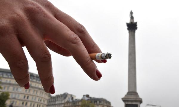 Rauchen am Trafalgar Square. Die britische Regierung kämpft gegen den Tabakkonsum.