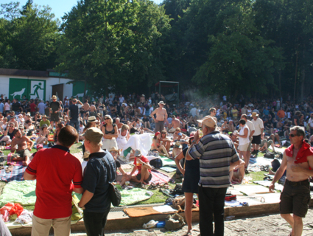 Die scharfe Trennung in Nachmittags- und Publikumsmagnetenbands gab es aber sowieso nicht. Schon um 14 Uhr war die Festivalarena in Wiesen praktisch voll.Ganz ausverkauft war die Veranstaltung zwar nicht, dafür hatten die Besucher (Altersschnitt dürfte bei 43,6 liegen) mehr Platz, um es sich auf Decken gemütlich zu machen.