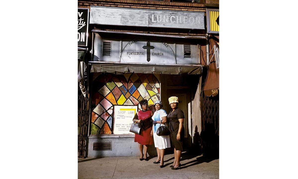 Seit den 1940er-Jahren lebt die 1922 in Marburg geborene Fotografin Evelyn Hofer in New York. Dort wirkte sie lang als Modefotografin, außerdem dokumentierte sie das Leben in dieser und anderen Metropolen der USA. Viele ihrer „Begegnungen" liegen nun in einem Band dieses Titels vor, den der Steidl-Verlag neu herausbrachte.