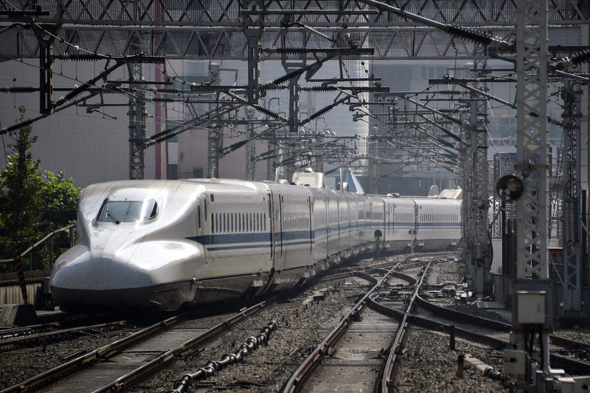 Bereits 1967 begrüßte die japanische Bahngesellschaft JR den 100-millionsten Passagier, 1976 den milliardsten. Rund ein Drittel des Fernverkehrs in Japan bewältigen die "Bullet Trains" auf Shinkansen-Schienen.Im Bild: Ein Shinkansen der Baureihe N700 nahe Tokio Hauptbahnhof.