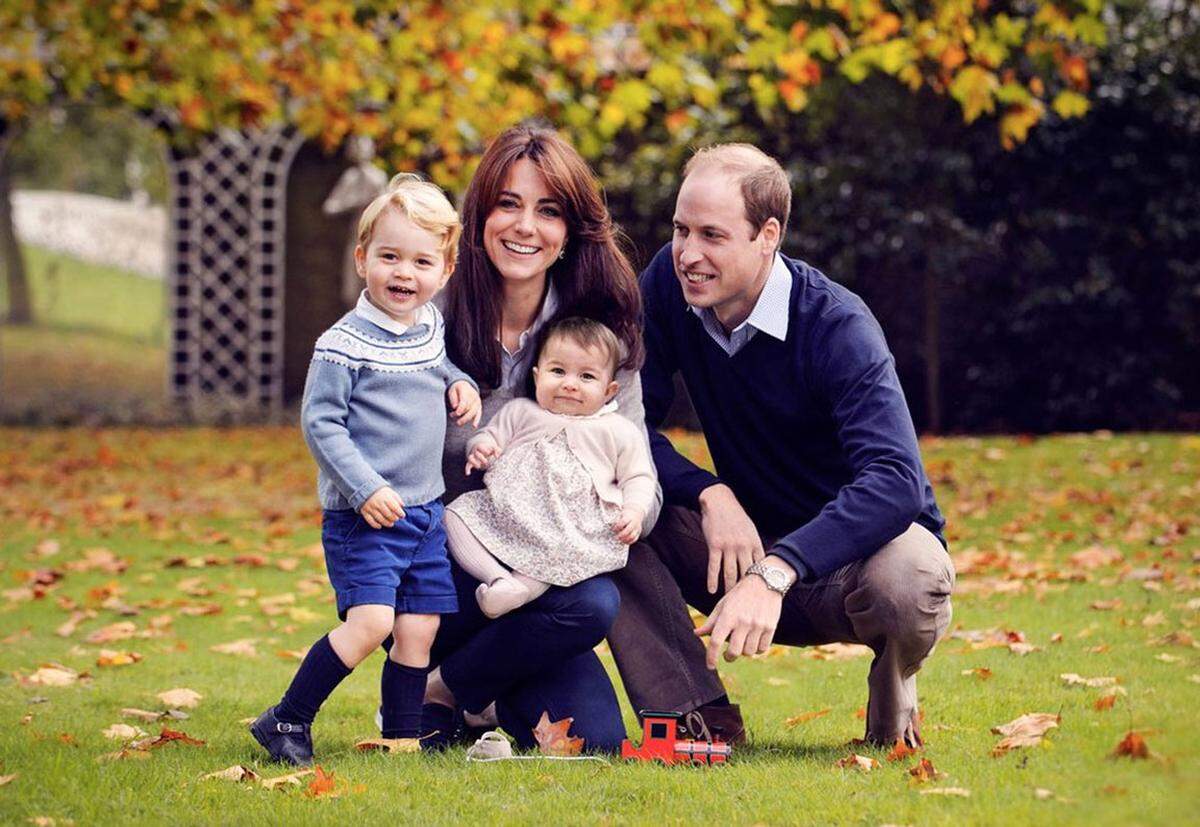 Ein herbstliches Familienfoto. Davor hatte die kleine Prinzessin, die mit vollem Namen Charlotte Elizabeth Diana heißt, einen großen öffentlichen Auftritt bei ihrer Taufe im Juli 2015.