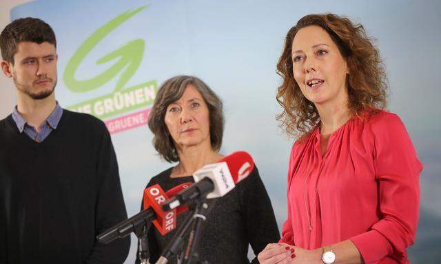 Spitzenkandidatin Birgit Hebein stellte zwei neue Kandidaten für die Listenwahl der Grünen vor: Laurin Pollesböck und Judith Pühringer (r.).