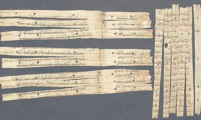 Fragmente einer liturgischen Schrift aus dem 12. Jahrhundert. Sie wurden verwendet, um Buchseiten zu verstärken.