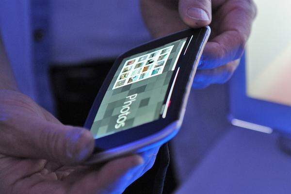 Der finnische Handyproduzent Nokia zeigte anlässlich seiner Hausmesse Nokia World in London auch ein ungewöhnliches Konzept für zukünftige Mobiltelefone. Die Steuerung des Geräts erfolgt, indem man es als Ganzes biegt und verdreht.Text und Bilder: Daniel Breuss