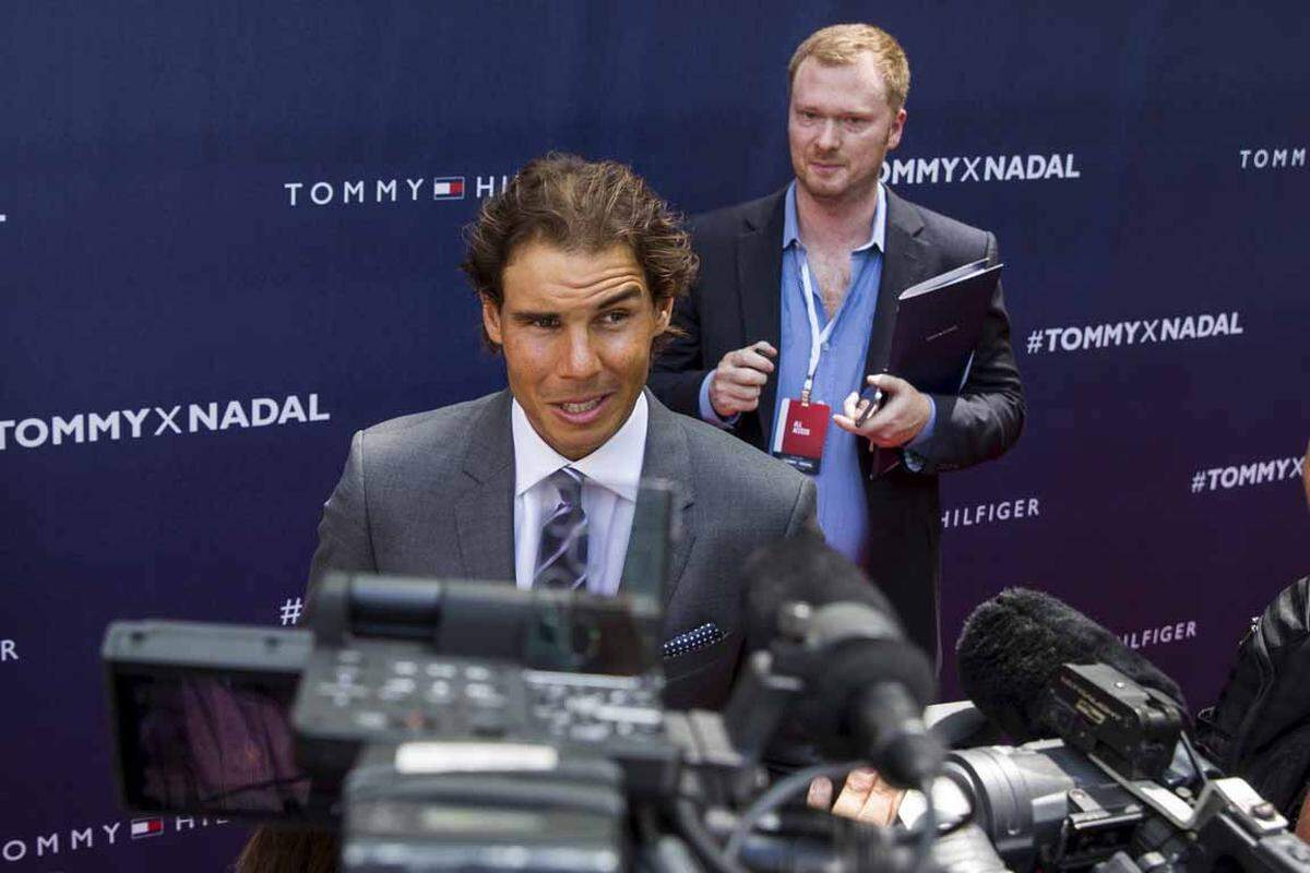 Neben dem Unterwäsche-Segment, wird Rafael Nadal auch für das Parfüm "TH Bold" Werbung machen. Sicher keine schlechte Besetzung für den maskulinen Duft. Der 29-Jährige stand zwischen 2008 und 2014 insgesamt 141 Wochen lang auf Platz eins der Tennis-Weltrangliste.
