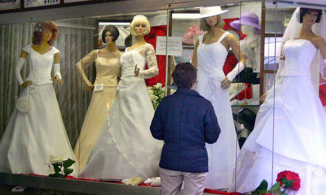 Auslage mit Brautmode - display with bridal fashion
