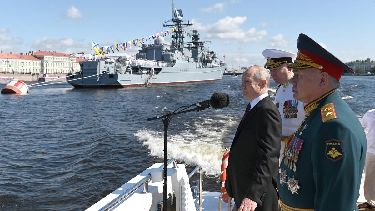 Russlands Präsident Wladimir Putin mit Sergej Schoigu bei einer Flottenparade. Jetzt musste Schoigu als Verteidigungsminister gehen. 