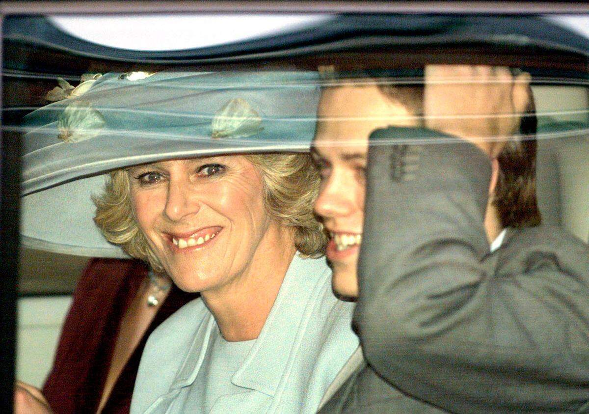 Prinz Charles heiratet inzwischen Diana, doch glücklich werden sie nicht. Camilla und Charles lassen ihre einstige Affäre wiederaufleben und schreiben sich heimlich als "Fred" und "Gladys". Im Bild: Camilla mit ihrem Sohn Thomas.