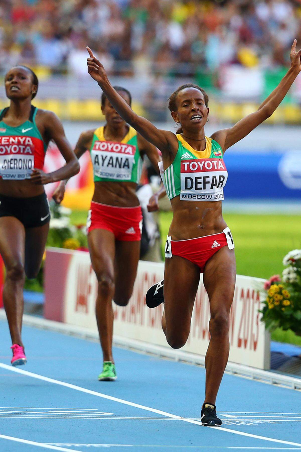 Äthiopien revanchiert sich im 5000m-Finale der Damen für die Marathonniederlage der Männer, wo Meseret Defar den Titel holt. Die Top-Favoritin entscheidet nach 14:50,19 Minuten einen spannenden Dreikampf gegen die Kenianerin Mercy Cherono und Landsfrau Almaz Ayana für sich.