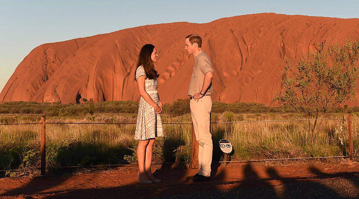 Nach ihrer Wüstenübernachtung in Zentralaustralien sind Prinz William und seine Frau Kate am Tag danach nach Adelaide geflogen. Sie trafen im Vorort Elizabeth, benannt nach Williams Großmutter, der britischen Königin, junge Leute in einem Musikzentrum.