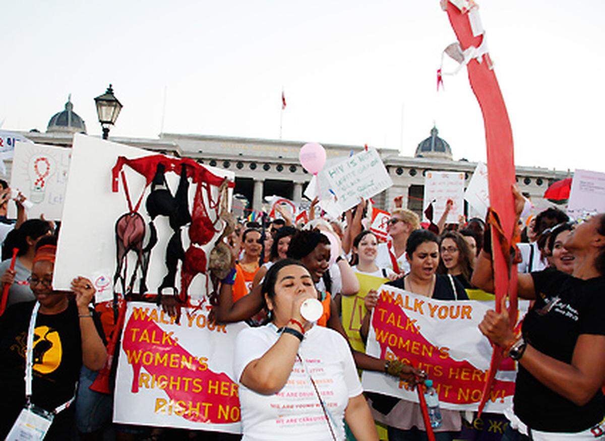 Für die Rechte von Frauen demonstrierten diese Teilnehmerinnen.