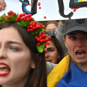 Menschen gehen am 3. Mai auf die Straße und fordern die Rettung der im Stahlwerk verschanzen Streitkräfte und Zivilisten.