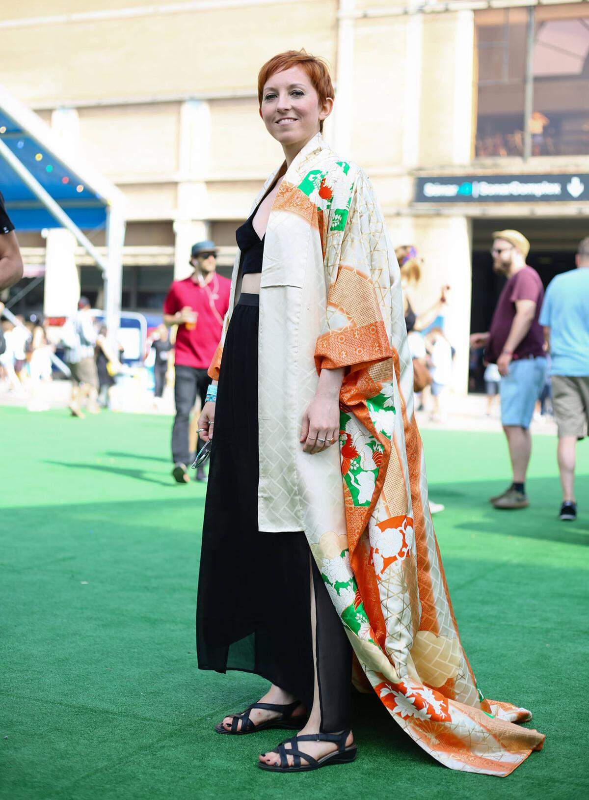 In einer Art Kimono posierte diese Besucherin vor den Fotografen.