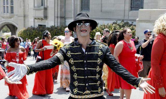 Todestag: Rosenregen für Michael Jackson  