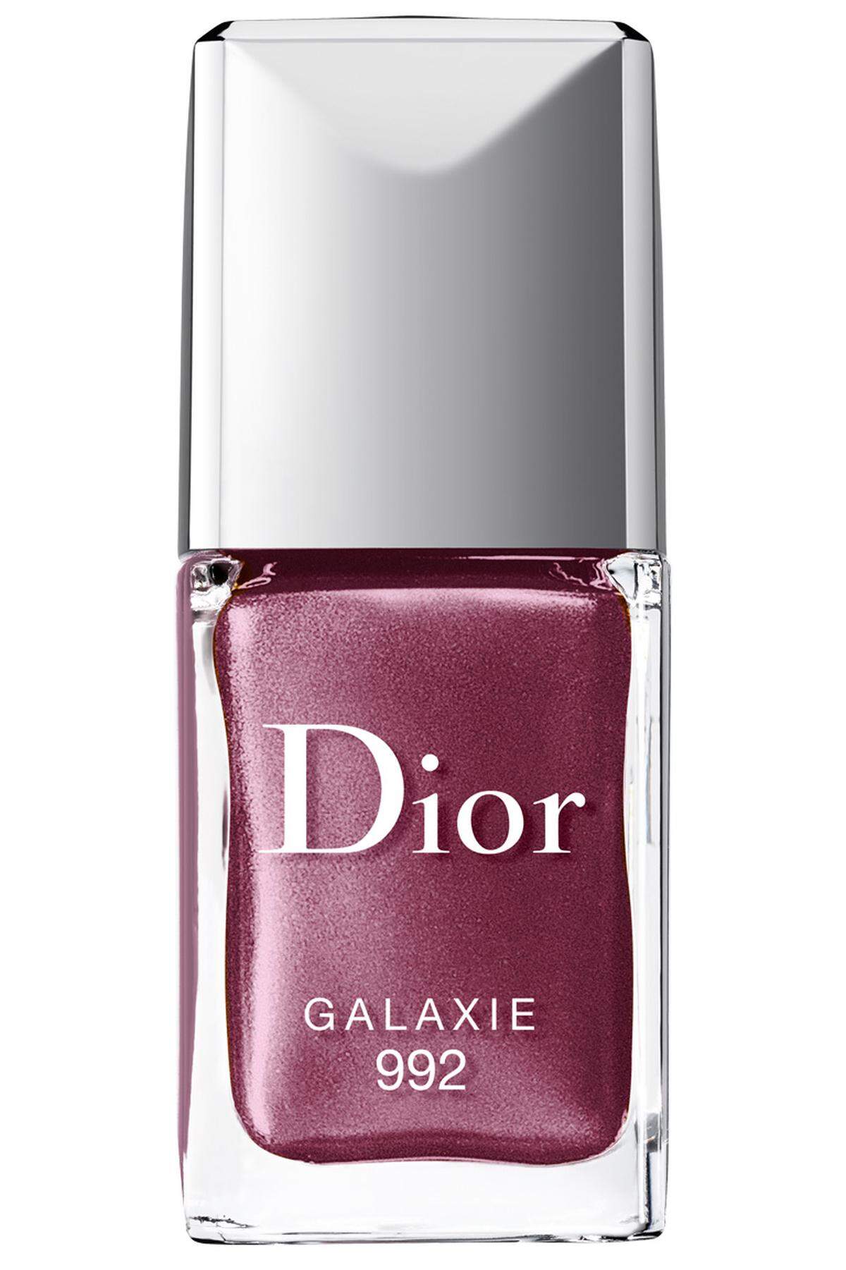 Die Kollektion wurde wie stets von Dior-Make-up-Director Tyen zusammengestellt und umfasst etwa die Lidschattenpalette „5 Couleurs Constellation“ (55 Euro) und den Nagellack „Dior Vernis Galaxie“ (23 Euro).