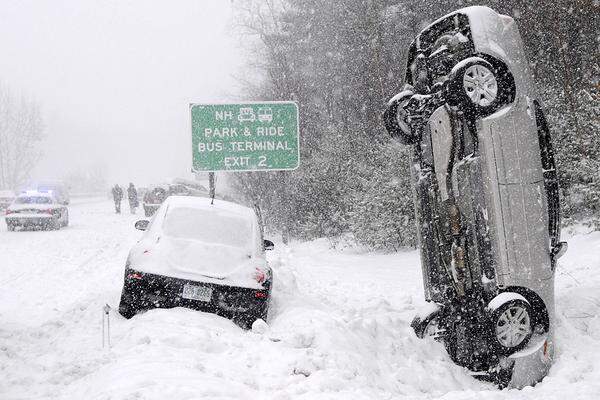 Begleitet von schweren Stürmen und Rekord-Minustemperaturen hat ein gewaltiger Blizzard in weiten Teilen der USA Schneeberge und dickes Eis hinterlassen.