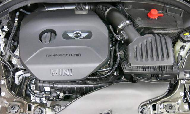 Motor Motorraum des Mini Cooper Clubman BMW Group Baureihe F54 Modelljahr 2017 Auto Dreizylind