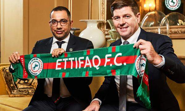 Steven Gerrard (r.) und Al-Ettifaq-Präsident Khaled al-Debel. 