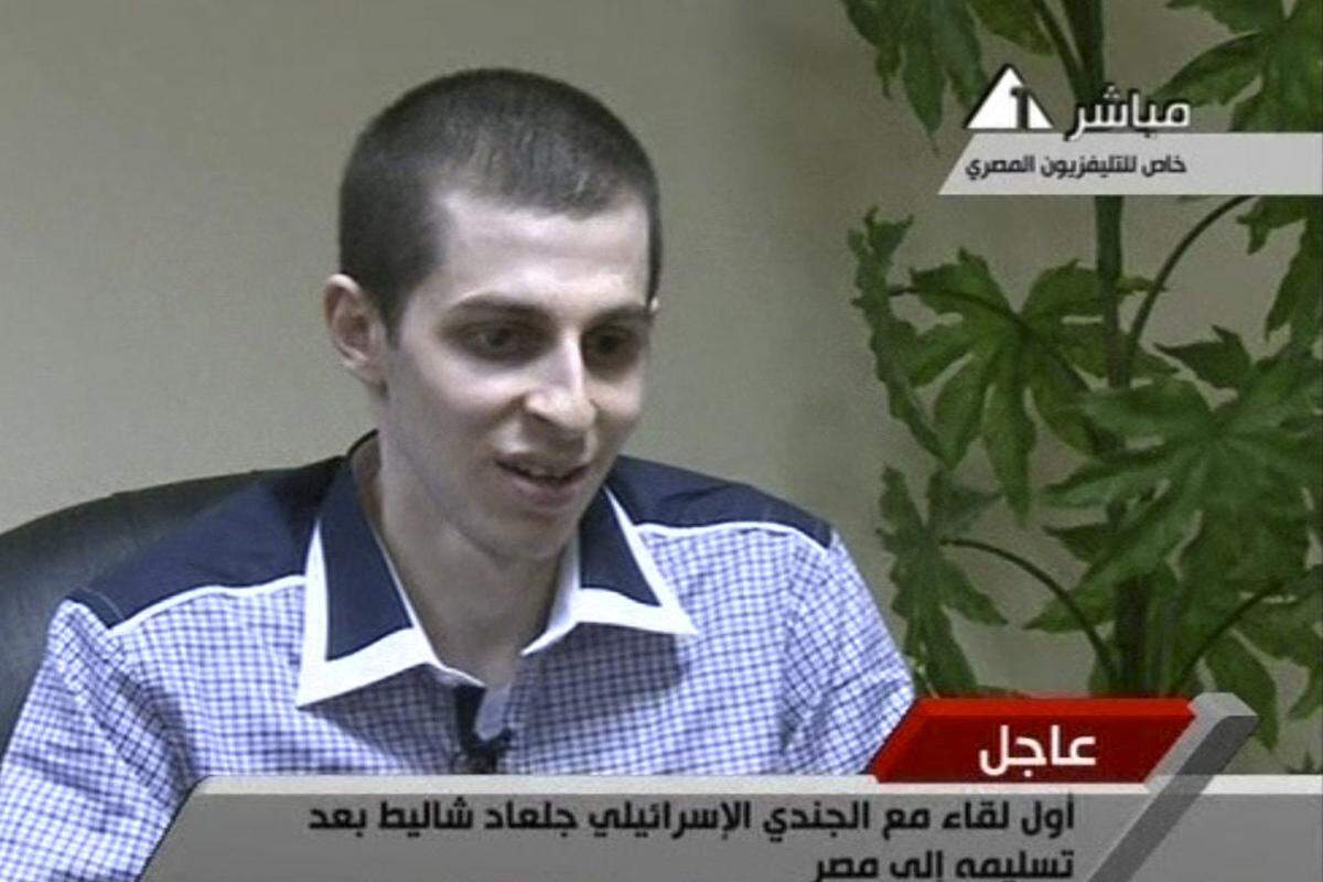 Das ägyptische Fernsehen strahlte ein erstes Interview mit Schalit aus. Er sei vor einer Woche von seiner Freilassung informiert worden, sagte der Soldat. Auf die Frage, auf was er sich am meisten freue, antwortete er: "Natürlich habe ich meine Familie am meisten vermisst, aber auch meine Freunde."