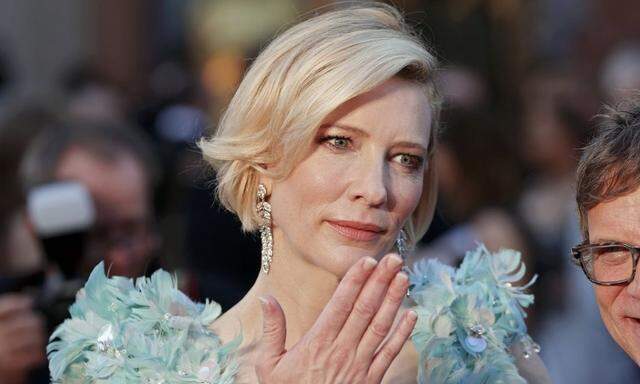 Australian actress Cate Blanchett, nominated for Best Actress for her role in 'Carol,' throws a kiss as she arrives at the 88th Academy Awards in Hollywood, California 