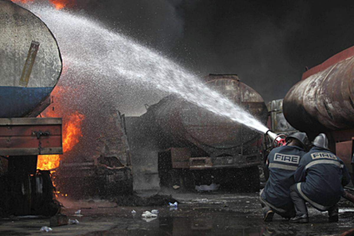 In Nigerias Wirtschaftsmetropole Lagos ist in einer Lkw-Garage ein Feuer ausgebrochen.