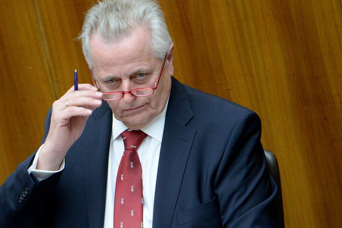 "Ich bin bei den ganzen Expertenpapieren schön langsam ziemlich allergisch."    Sozialminister Rudolf Hundstorfer (SPÖ) leidet dagegen an Pensions-Papier-Allergie.