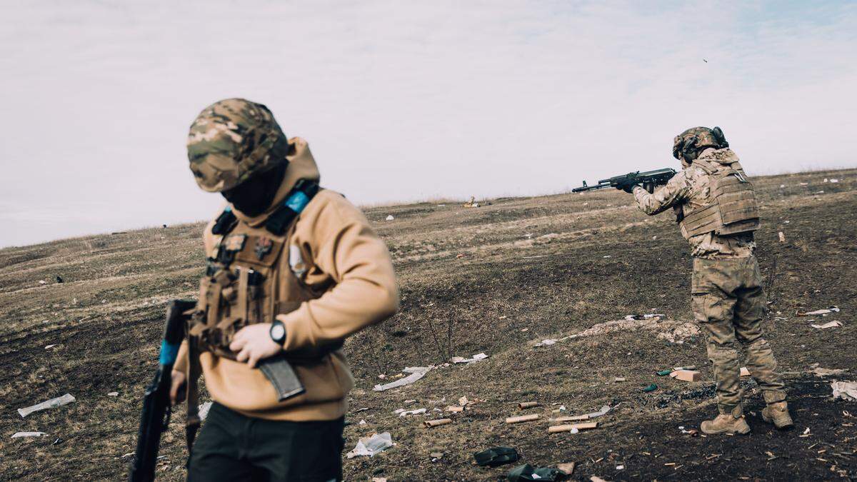 Schießtraining von ukrainischen Soldaten an der Front im Donbass. 