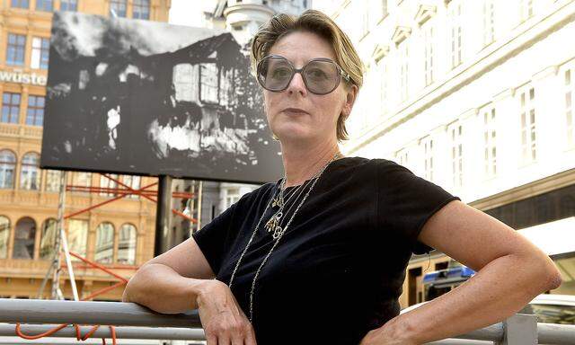 Die italienische Künstlerin Monica Bonvicini vor ihrem „Abschiedsgruß“ an Wien, der zwischen Meinl und Nobeljuwelier aufragenden Installation „All Day Night Smoke“. Sie zeigt von Naturkatastrophen zerstörte Einfamilienhäuser. 