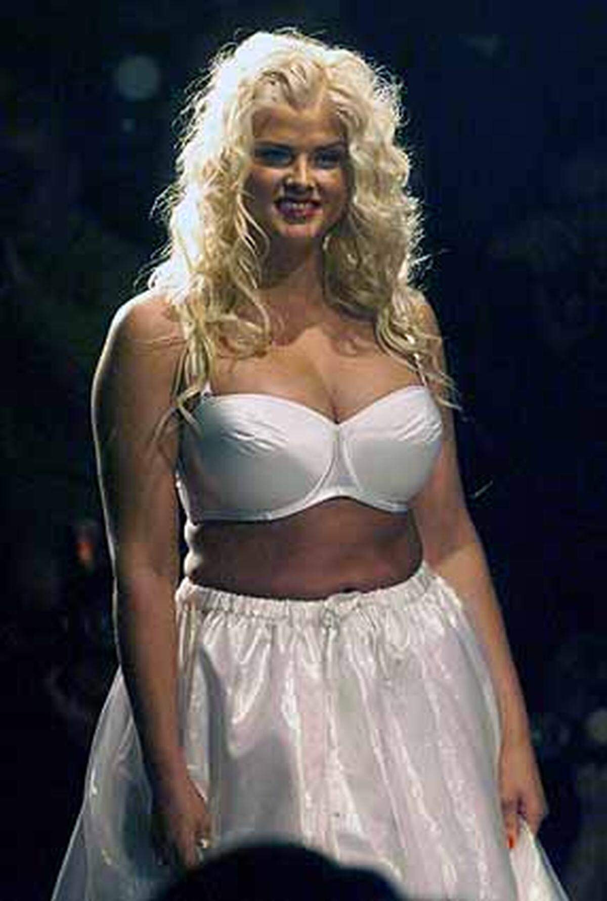 Anna Nicole Smith tut es ihr gleich. Engelsgleich.