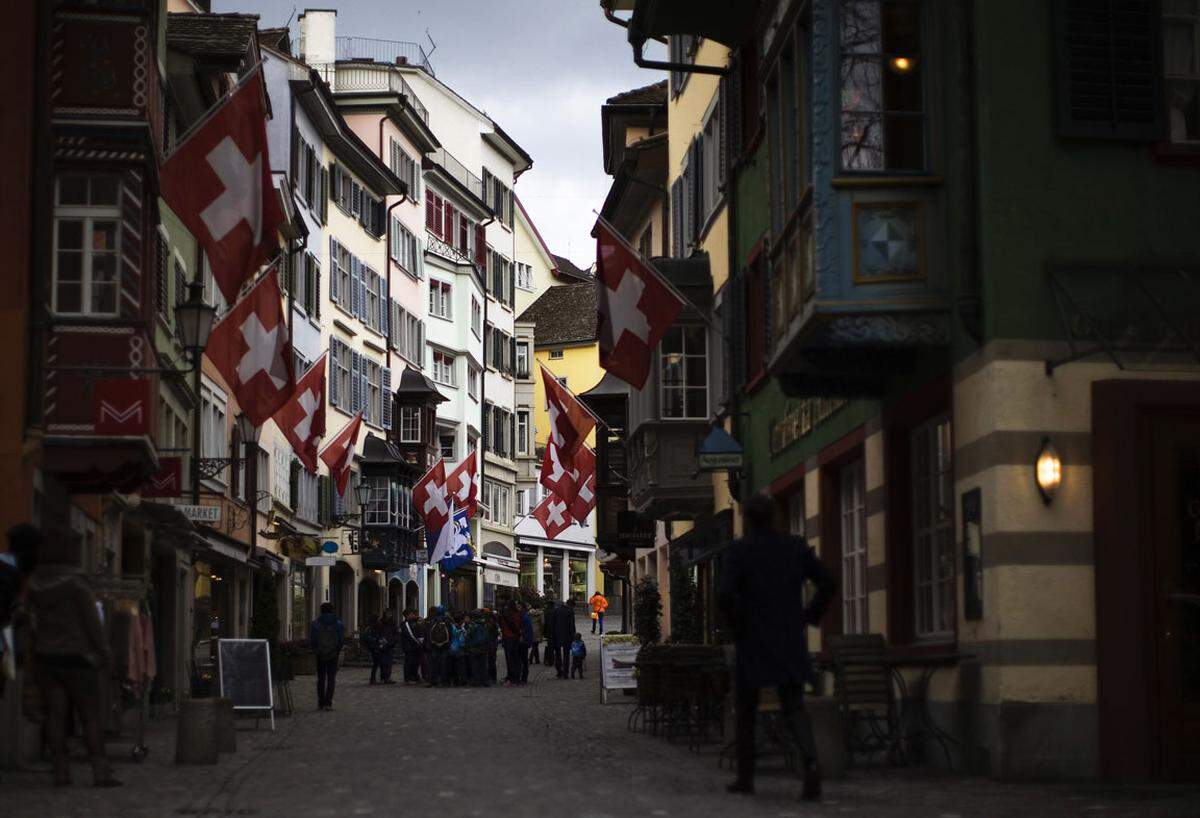 Sportfans zieht es 2014 nach Zürich  um den Leichtathletik-Europameisterschaften beizuwohnen. Aber auch sonst hat die Stadt mit unzähligen Luxusboutiquen und Cafés sowie einem regen Nachtleben vor allem im Stadtteil Züri-West viel zu bieten.