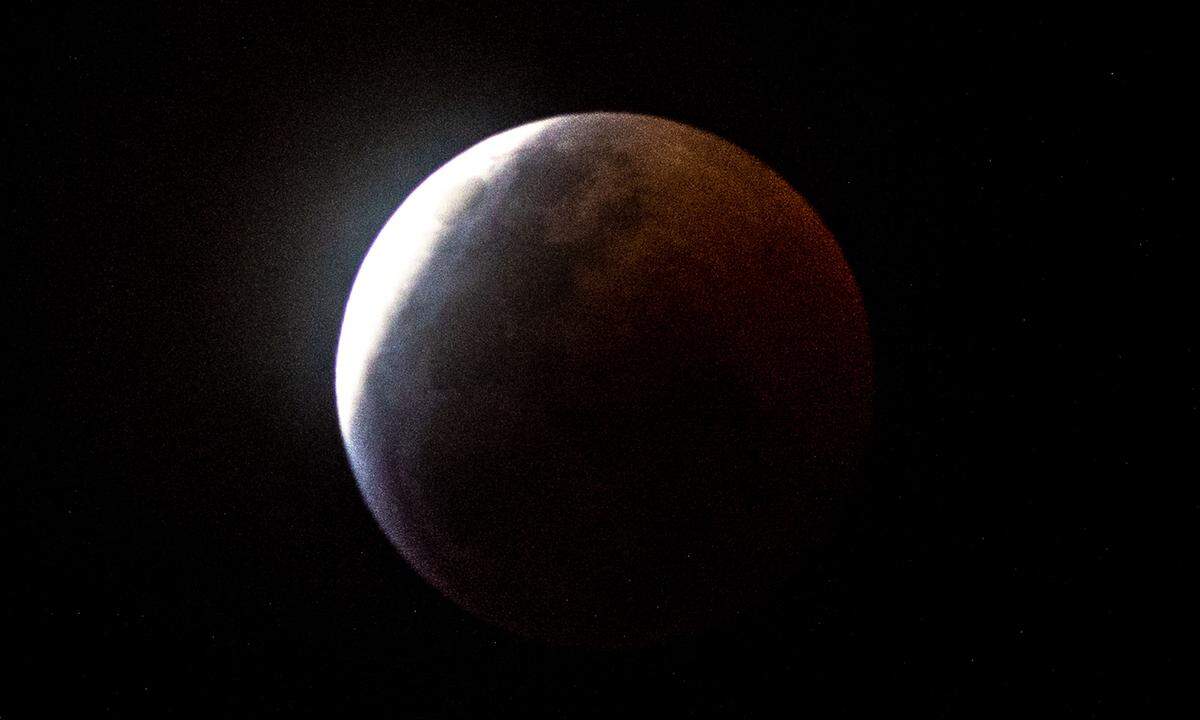 Tritt der Mond in den Kernschatten der Erde, wird er von den direkten Sonnenstrahlen völlig abgeschirmt.