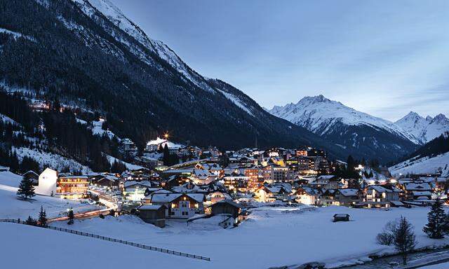 Austria, Der Tiroler Skiort Ischgl möchte „zurück zum geordneten Après-Ski“. Vom nächtlichen Skischuhverbot erhofft man sich einen „Qualitätssprung“. Tyrol, view on Ischgl in winter at dusk