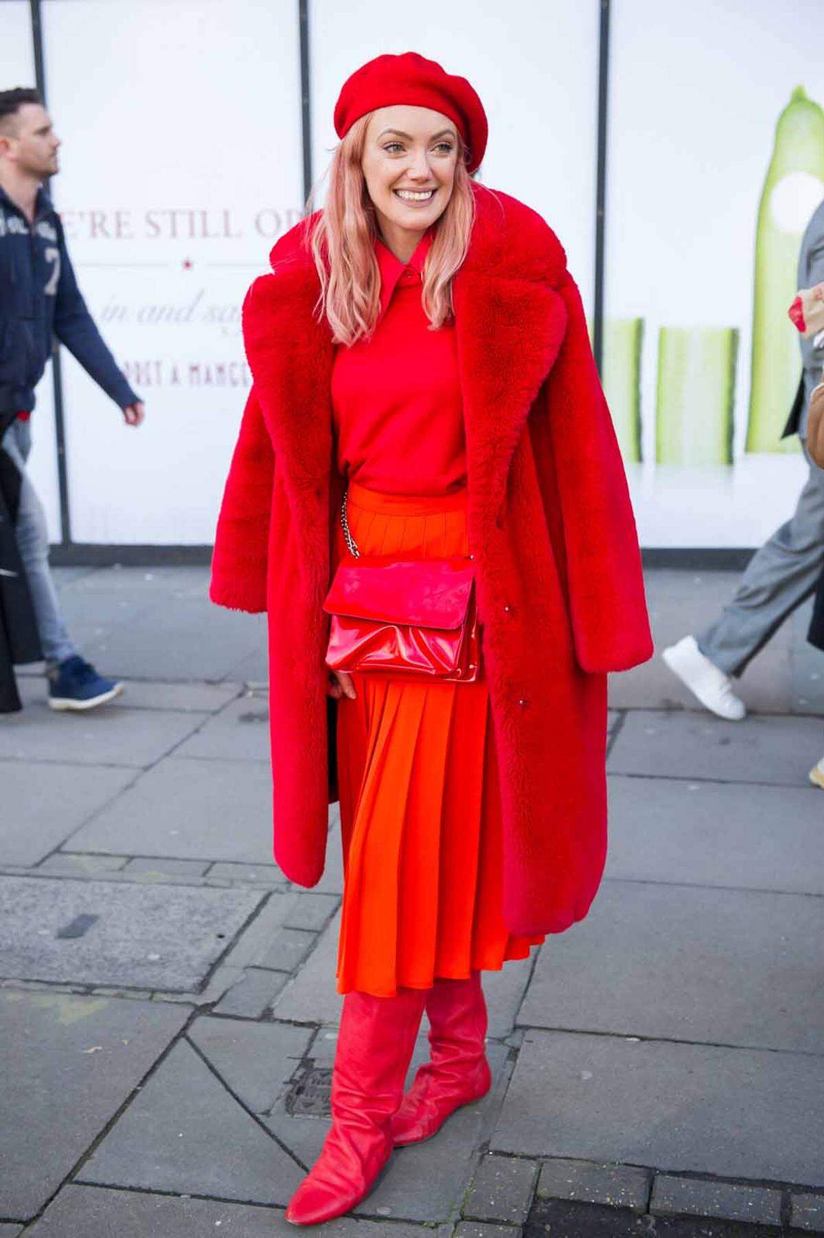 Outfits mit Signalwirkung: Bei den Streetstyle-Looks in London geht es vor allem um eines - aufzufallen. Und da macht sich ein Look ganz in Rot natürlich gut.