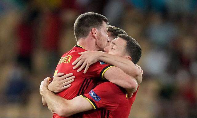 Belgische Spieler umarmen sich