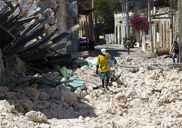 Mehrere Geberländer treffen sich zwölf Tage nach dem Beben zu Beratungen in Montréal, um die Hilfen für den zerstörten Karibikstaat besser zu koordinieren. Zugleich wollen sie eine Geberkonferenz für Haiti im März vorbereiten.