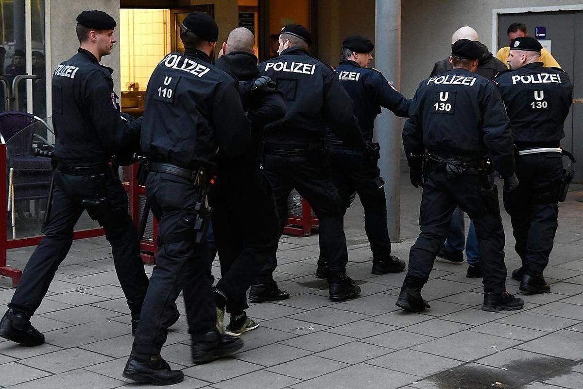 Erst als sich die FPÖ-Demo auflöste und die Teilnehmer unter "Nieder mit der FPÖ"-Rufen Richtung U-Bahn gingen, kamen die beiden Gruppen einander näher. Drei Teilnehmer der FPÖ-Kundgebung wurden wegen Widerstand gegen die Staatsgewalt und tätlicher Angriffe gegen Beamten festgenommen.