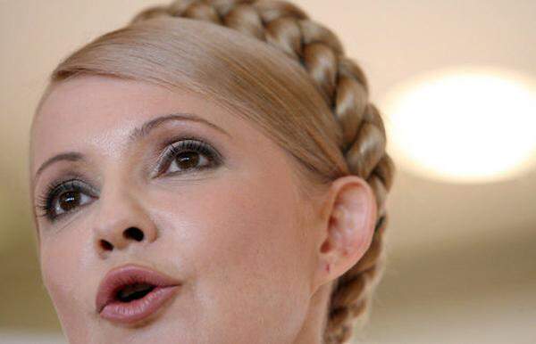 Schon in dieser Zeit zeichnete sich Timoschenko als Rednerin aus.Die Frau mit dem geflochtenen blonden Haarkranz als Markenzeichen präsentierte sich bereits zu Beginn ihrer politischen Laufbahn als Vorkämpferin für soziale Gerechtigkeit.