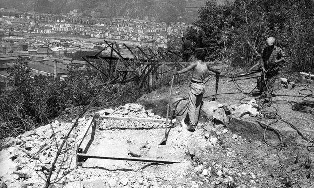 So fing der Terror an: In der „Feuernacht“ 1961 wurden Anschläge auf Strommasten verübt, wie hier bei Bozen.