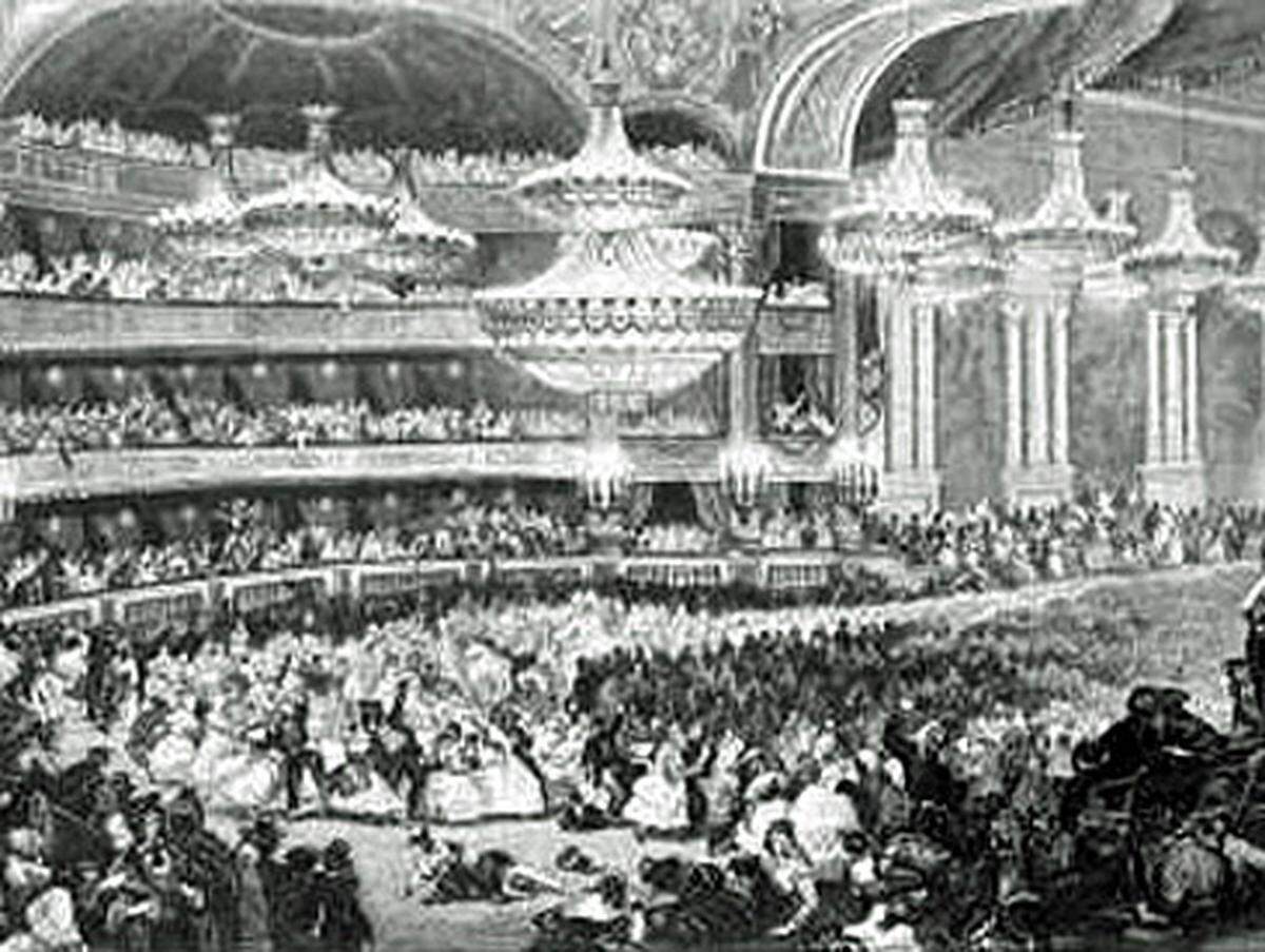 Kurze Zeit später durfte dann auch in der Oper offiziell getanzt werden; der allererste ballähnliche Abend trug den Namen "Hofopern Soirée". Zur Eröffnung gab es Musik unter der Leitung von "Walzerkönig" Johann Strauß, der seine "Reminiszenzen an Alt- und Neu-Wien" zum Besten gab. Pate stand die  Pariser "Bal de l'Opéra" (siehe Bild).