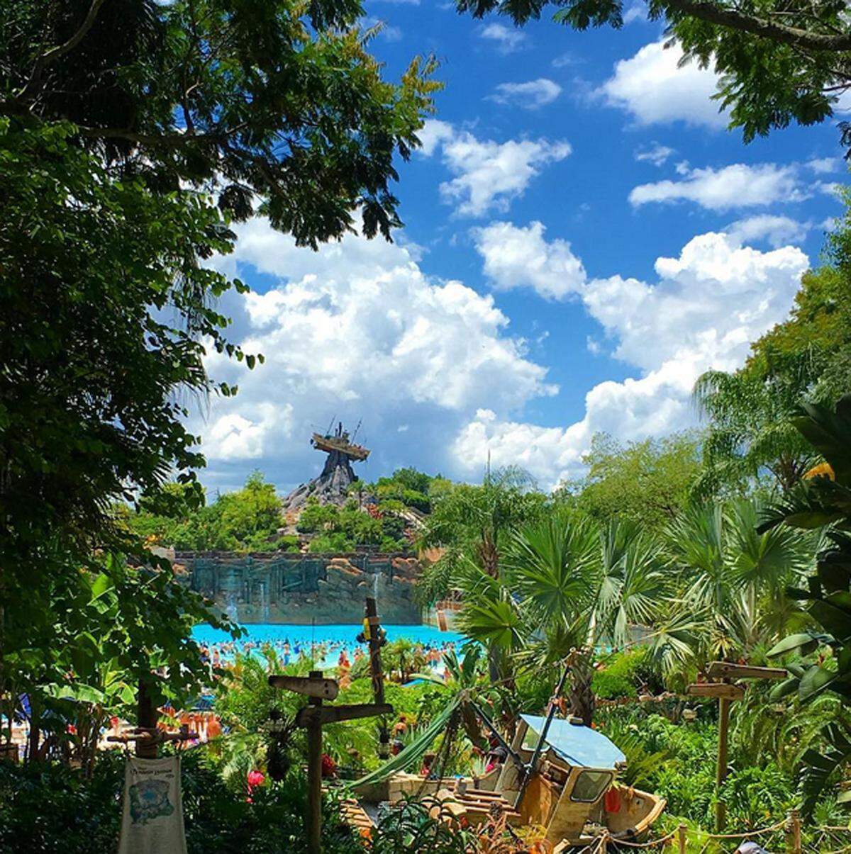 Der bereits 1989 eröffnete Wasserpark kann mit einem der größten Wellenpools weltweit aufwarten. Mit jährlich knapp 2,3 Millionen Besuchern ist die Thyphoon Lagoon auf Platz 2 der meistbesuchten Wasserparks weltweit.