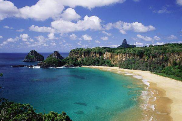 Der Rangliste liegt die Bewertung der Urlauber zugrunde. Der Strand auf der brasilianischen Insel Fernando de Noronha in einer abgelegenen halbmondförmigen Bucht wurde schon öfter ausgezeichnet.